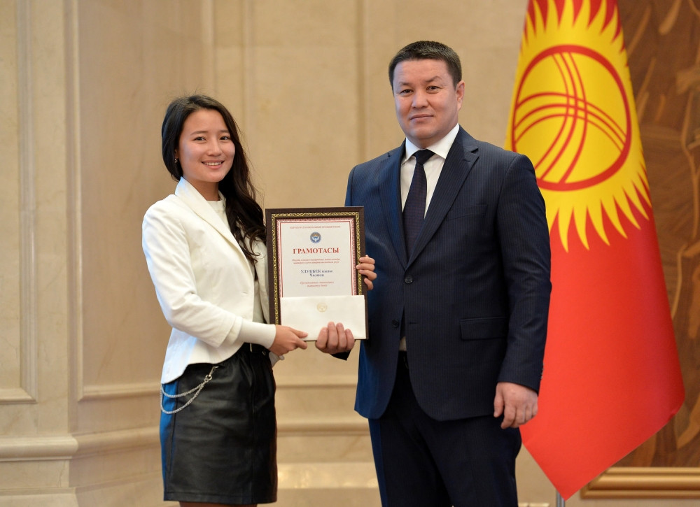 ПОЗДРАВЛЯЕМ Улукбек к. Чолпон- студентку 4 курса КНК!