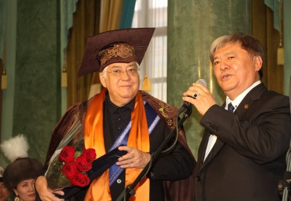 Торжественная церемония вручения диплома почетного профессора и профессорской мантии КНК