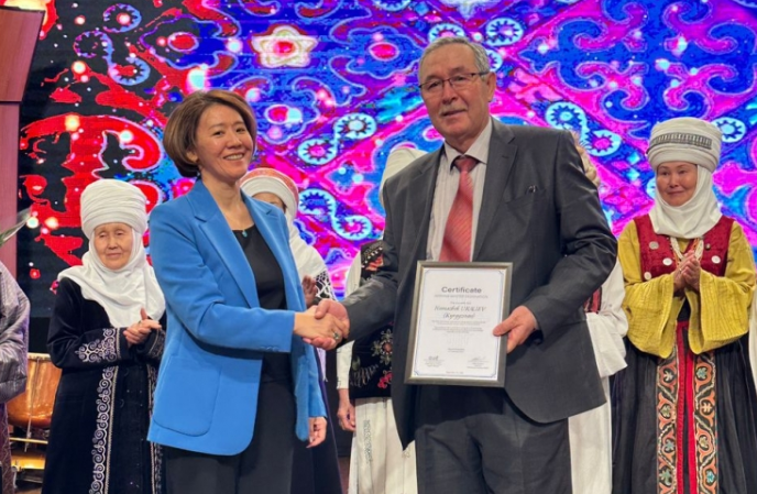 На сегодняшнем значимом событии Народному Артисту КР Намазбеку Уралиеву был торжественно вручен сертификат Мастер Ариран, утверждённый Международным консультативным советом мастеров культуры.